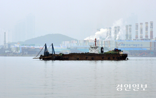 인천 영종~신도 평화도로 건설 공사에 활용됐던 바지선이 침몰한 뒤 2년 넘게 바다 속에 방치돼 있다. 사진은 인천 앞바다의 한 바지선. 기사 내용과 관련 없음. /경인일보 DB