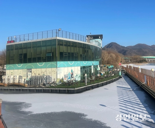 수십억원 들인 자라섬 ‘수상클럽하우스’ 일부 공간이 공실로 방치되면서 수억원의 유지·보수비만 발생해 빈축을 사고 있다. 가평/김민수기자 kms@kyeongin.com