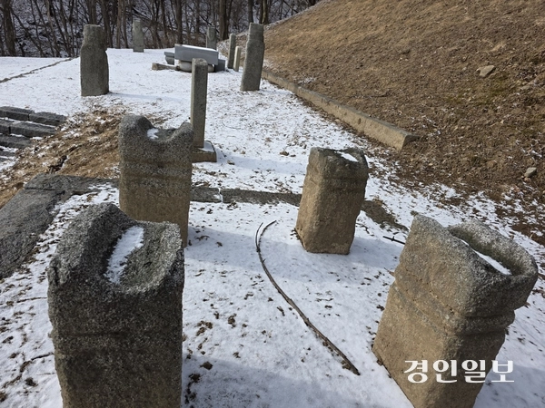 홍릉 봉분을 둘렀던 것으로 보이는 난간석을 모아 놓았다. 2026.1.19 /정진오기자 schild@kyeongin.com