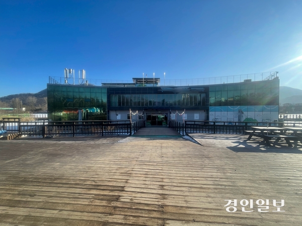 수십억원 들인 자라섬 ‘수상클럽하우스’ 일부 공간이 공실로 방치되면서 수억원의 유지·보수비만 발생해 빈축을 사고 있다. 가평/김민수기자 kms@kyeongin.com