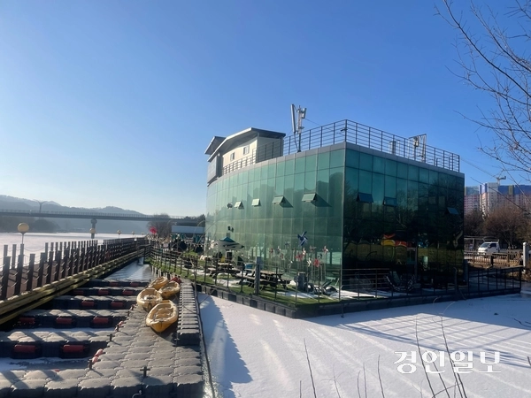 수십억원 들인 자라섬 ‘수상클럽하우스’ 일부 공간이 공실로 방치되면서 수억원의 유지·보수비만 발생해 빈축을 사고 있다. 가평/김민수기자 kms@kyeongin.com