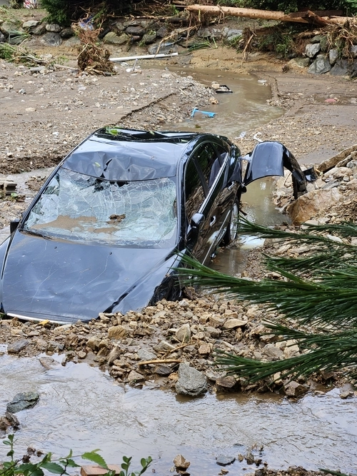 지난해 발생한 폭우로 가평군 조종면 일대에 큰 피해가 발생했지만 복구가 충분히 이뤄지지 않고 있다. 사진은 지난해 7월 가평군 조종면에 내린 극한호우로 발생한 폭우피해 모습. /이순호씨 제공