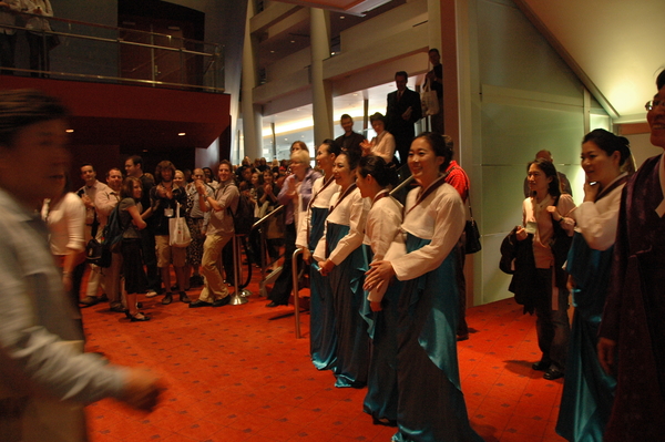 지난 2009년 3월7일 미국 오클라호마시티 시빅센터에서 개최된 ‘2009 ACDA 컨벤션’ 초청 공연을 마친 인천시립합창단 단원들이 공연장 로비에서 관객들의 박수갈채를 받고 있다. /인천문화예술회관 제공