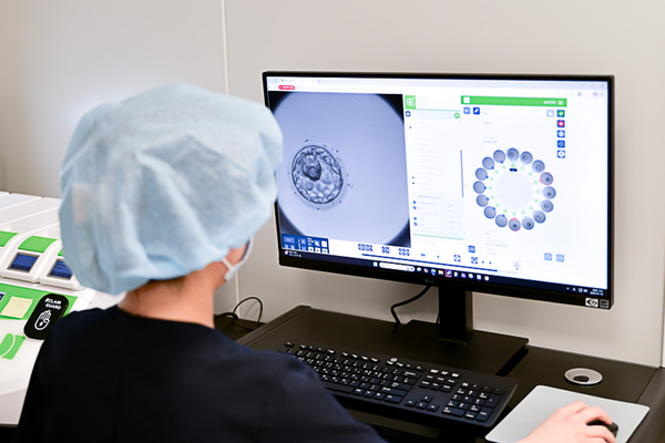 아인병원 아인비난임센터 생식의학연구소에서 한 연구원이 배아 발달 과정을 기록한 타임랩스 영상을 분석하고 있다. /병원 제공