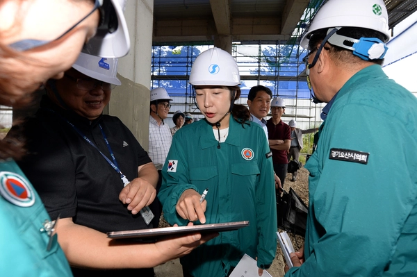 오산 곳곳의 현장을 직접 다니며 의정 활동을 하는 전예슬 오산시의원. /오산시의회 제공