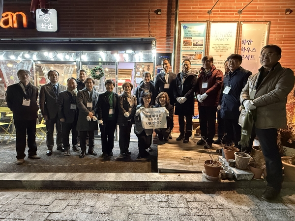 지난 21일 인천 중구 복합문화공간 화안에서 열린 인천대학교 문화대학원 ‘신년 문화교류의 밤’ 참석자들이 총동문회 사무실 현판식을 진행한 후 기념 촬영을 하고 있다. 2026.1.20 /박경호기자 pkhh@kyeongin.com