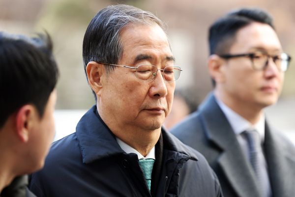 내란 우두머리 방조 등 혐의로 1심에서 징역 23년을 선고받고 법정구속 된 한덕수 전 국무총리가 21일 서울중앙지법에서 열린 1심 선고 공판에 출석하고 있다. 2026.1.21 /연합뉴스