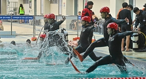 [포토] ‘풍덩’ 부평소방서 수난 인명구조 훈련