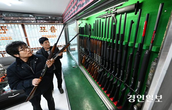 경찰이 불법 무기류의 유통 차단을 강화하는 법령 개정에 착수했다. 사진은 사격용 총과 수렵용 총 등을 판매하는 경기도 내 한 총포사. 2025.12.7 /임열수기자 pplys@kyeongin.com