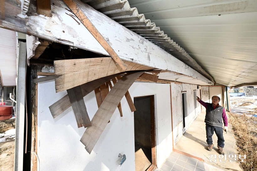 지난해 발생한 폭우로 가평군 조종면 일대에 큰 피해가 발생했지만 복구가 충분히 이뤄지지 않고 있다. 사진은 18일 가평군 조종면 일대에서 지난해 폭우로 인해 건물이 훼손된 채 복구가 지연되고 있는 현장. 2026.1.18 /최은성기자 ces7198@kyeongin.com