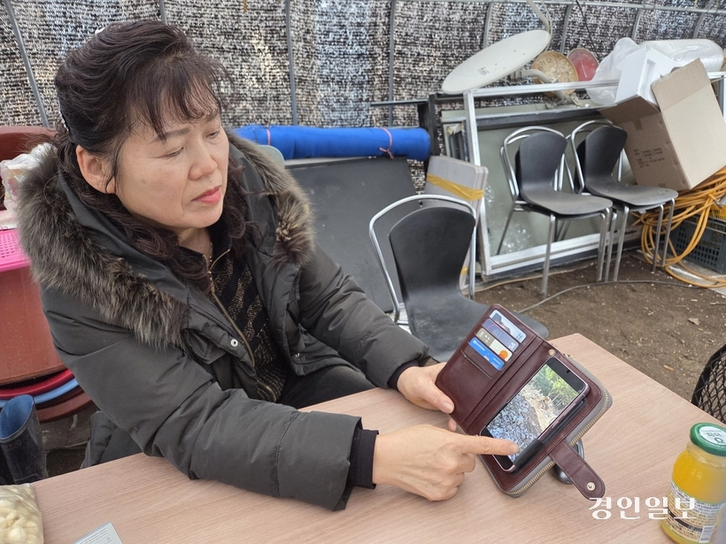 지난해 7월 극한 호우로 집을 잃은 이순호씨가 당시 상황을 설명하고 있다. /공지영기자 jyg@kyeongin.com