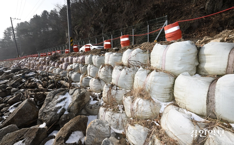 지난해 발생한 폭우로 가평군 조종면 일대에 큰 피해가 발생했지만 복구가 충분히 이뤄지지 않고 있다. 사진은 18일 가평군 조종면 일대에서 지난해 폭우로 인해 농경지·도로 주변 시설이 훼손된 채 복구가 지연되고 있는 현장. 2026.1.18 /최은성기자 ces7198@kyeongin.com