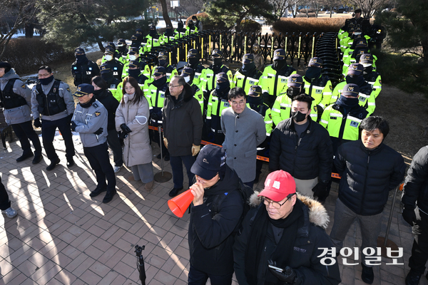 지난 20일 오후 수원시 올림픽공원 소녀상 앞에서 위안부법폐지국민행동 시민단체 회원들이 위안부 사기 중단 및 소녀상 철거 촉구 집회를 진행하고 있다. 2026.1.20 /최은성기자 ces7198@kyeongin.com
