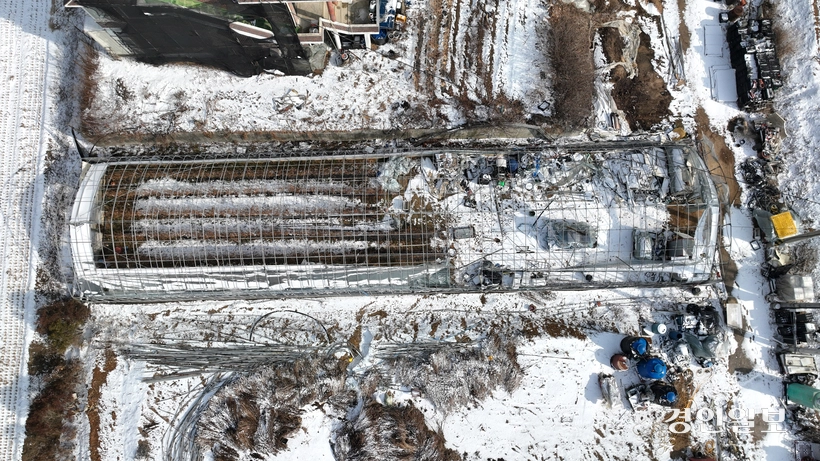 20일 용인시 처인구 남사화훼단지의 한 비닐하우스가 재작년 습설로 무너진 채 방치되고 있다. 농장주 박임영씨는 재작년 예상치 못한 폭설로 인해 일상생활이 멈췄고, 올해 역시 자재비 상승으로 복구할 엄두를 내지 못하고 있다고 호소했다. 2026.1.20 /최은성기자 ces7198@kyeongin.com