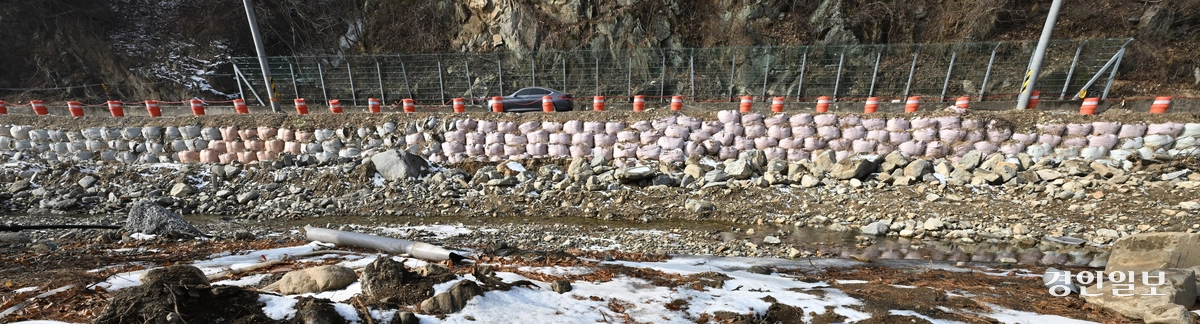 지난해 발생한 폭우로 가평군 조종면 일대에 큰 피해가 발생했지만 복구가 충분히 이뤄지지 않고 있다. 사진은 16일 가평군 조종면 일대에서 지난해 폭우로 인해 건물과 농경지·도로 주변 시설이 훼손된 채 복구가 지연되고 있는 모습. 2026.1.16 /최은성기자 ces7198@kyeongin.com