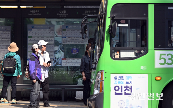 22일 인천시에 따르면 올해 본예산 기준 ‘인천 시내버스 준공영제 운영’ 항목으로 확정된 예산은 총 2천582억3천549만1천원이다. 사진은 인천시내의 한 버스정류소에서 시민들이 버스에 오르는 모습. /경인일보DB