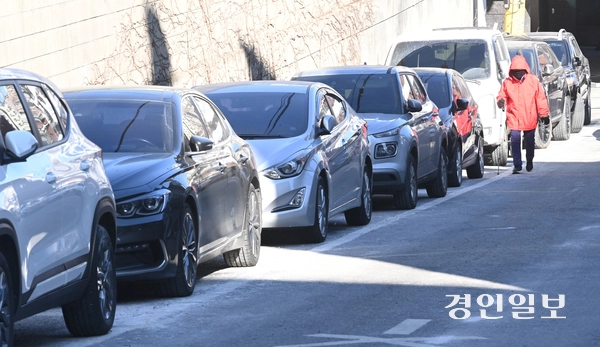 22일 안양시 만안구의 한 언덕길 경사로에 차량들이 미끄럼 방지 고임목을 설치하지 않은 채 주차돼 있다. 2026.1.22 /최은성기자 ces7198@kyeongin.com