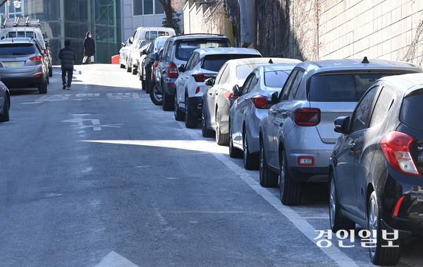 22일 안양시 만안구의 한 언덕길 경사로에 차량들이 미끄럼 방지 고임목을 설치하지 않은 채 주차돼 있다. 2026.1.22 /최은성기자 ces7198@kyeongin.com