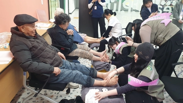 동남보건대 학생들의 지역사회 봉사활동. /동남보건대 제공