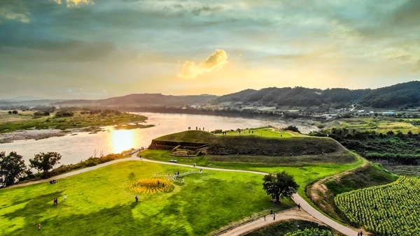 임진강 장단석벽의 절경을 자랑하는 연천 호로고루 일대.  /연천군 제공