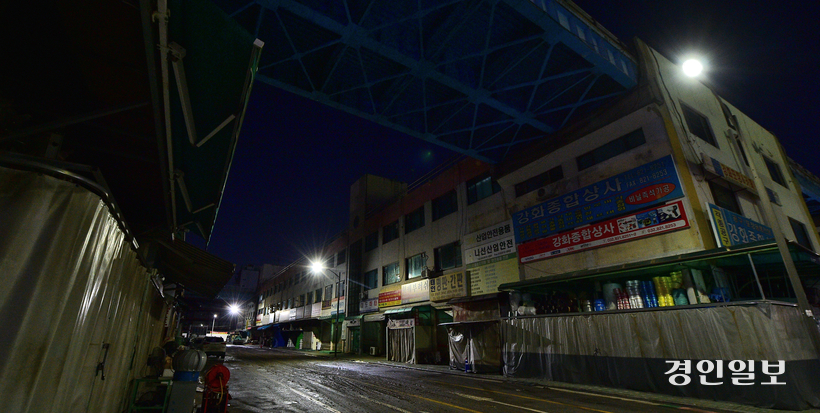 24일 저녁 수인선이 지나는 인천 남동구 남동인더스파크역 앞 상업용 건물의 조명이 대부분 꺼져 있다. 2026.1.24 /조재현기자 jhc@kyeongin.com