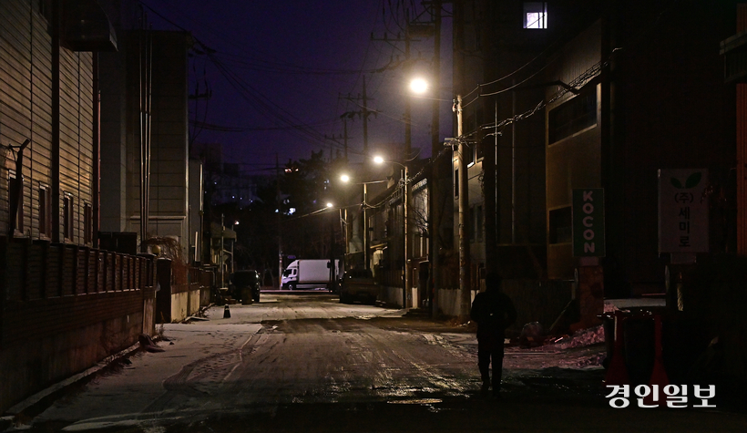 24일 저녁 수인선이 지나는 인천 남동구 남동인더스파크역 앞 상업용 건물의 조명이 대부분 꺼져 있다. 2026.1.24 /조재현기자 jhc@kyeongin.com