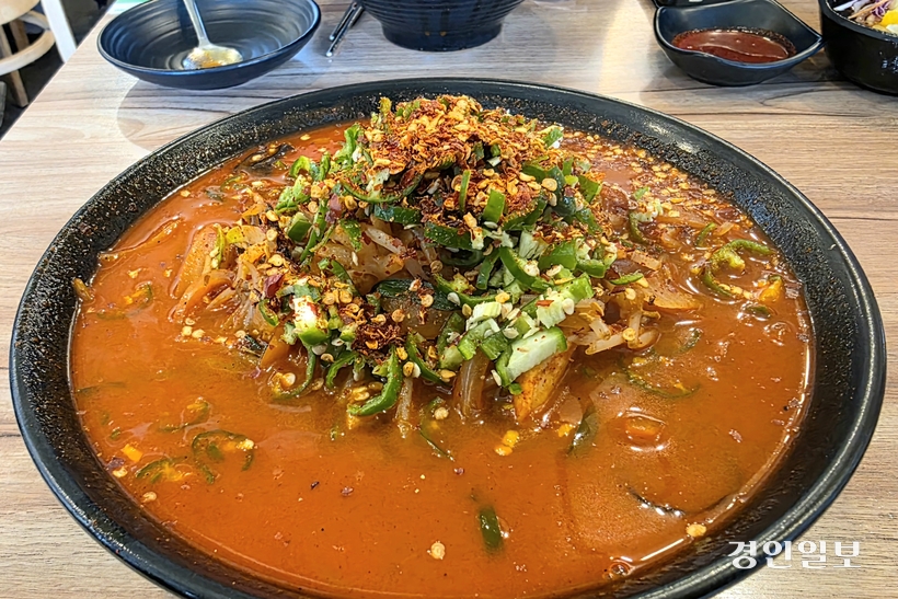 뉴진각의 시그니처 고추짬뽕. 짬뽕 중앙에 잘게 썬 고추와 고춧가루, 고추씨 등 고추 3단 콤보가 수북이 쌓여 있다. /황성규기자 homerun@kyeongin.com