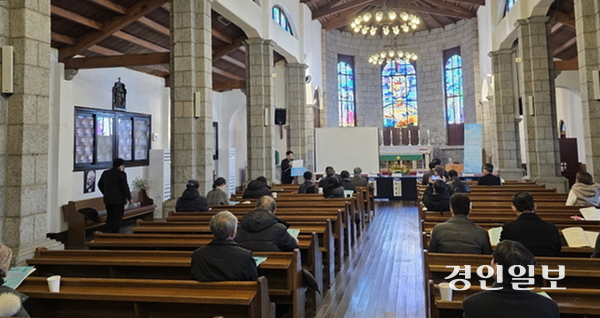 지난 23일 대한성공회 내동교회에서 열린 ‘랜디스 박사의 삶과 지역 공공의료 태동을 통해 본 공공의대 모색 토론회’에서 인천대학교 지역동행플랫폼 단장을 맡고 있는 홍진배 교수가 인사말을 하고 있다. 2026.1.23 /김명래기자 problema@kyeongin.com