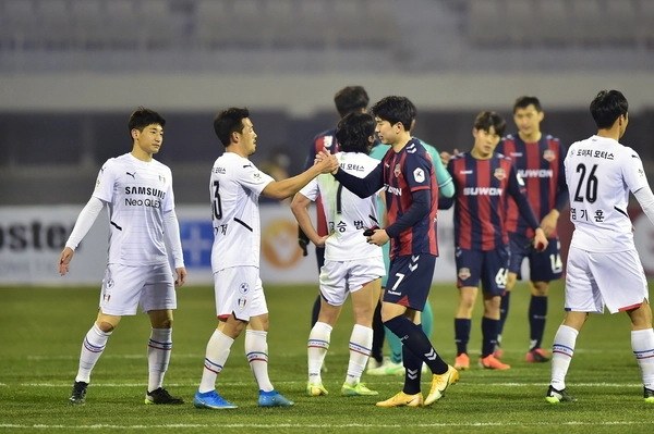 수원시에 연고를 둔 프로축구 구단 수원삼성과 수원FC가 수원종합운동장에서 ‘수원더비’를 펼치고 있다. /수원시 제공
