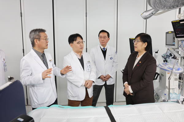 지난 23일 가천대 길병원을 방문한 정은경 보건복지부 장관(사진·오른쪽)이 권역외상센터에서 의료진으로부터 운영 현황을 보고 받고 있다. 2026.1.23 /가천대 길병원 제공