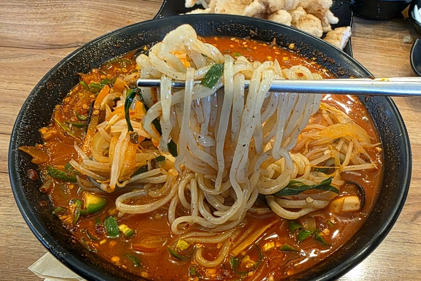 자가제면의 쫄깃함과 신선함이 면발의 식감을 끌어올린다. /황성규기자 homerun@kyeongin.com