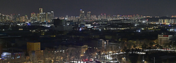 인적 끊긴 산단의 밤… 오후 8시, 벌써 어둠에 갇혔다