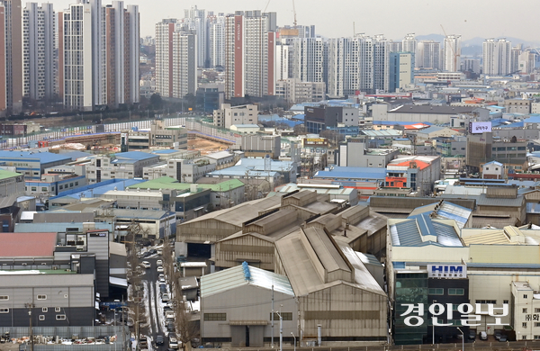 준공된 지 30년 이상 지난 인천 노후산단들은 편의점·식당 등을 설치할 수 있는 편의시설용지 면적이 매우 부족하다. 26일 오전 인천 미추홀구 주안국가산업단지에 위치한 공장들이 가동되고 있는 모습. 2026.1.26 /김용국기자 yong@kyeongin.com
