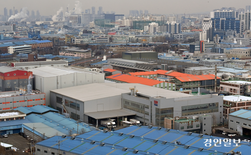 준공된 지 30년 이상 지난 인천 노후산단들은 편의점·식당 등을 설치할 수 있는 편의시설용지 면적이 매우 부족하다. 26일 오전 인천 미추홀구 주안국가산업단지에 위치한 공장들이 가동되고 있는 모습. 2026.1.26 /김용국기자 yong@kyeongin.com