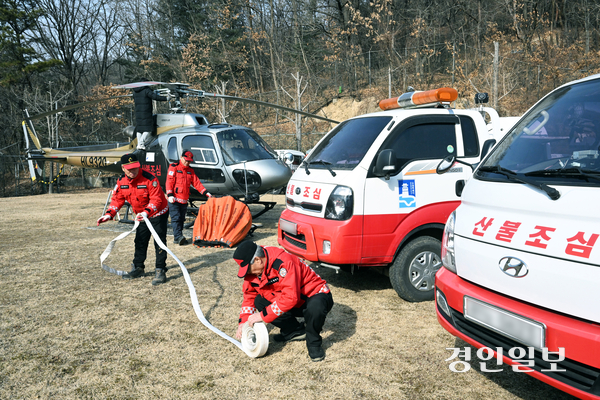 전국 곳곳에 건조특보가 발효된 26일 오후 수원시 장안구 산불진화헬기 임시계류장에서 산불진화대원들이 산불진화차량 및 헬기를 점검하고 있다. 2026.1.26 /임열수기자 pplys@kyeongin.com