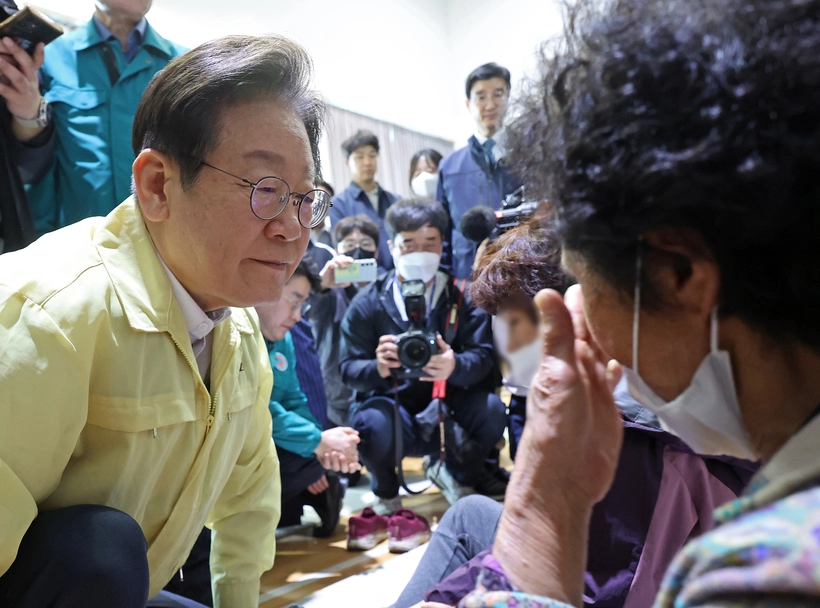 더불어민주당 이재명 대표가 지난해 3월 27일 경북 의성군 점곡면 점곡체육회관에 마련된 산불 대피소를 찾아 이재민을 위로하고 있다. 2025.3.27 /공동취재단