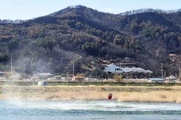 산불 진화 헬기가 경북 영덕 오십천에서 남은 불 진화를 위한 물을 뜨고 있다. 2025.3.30 /연합뉴스