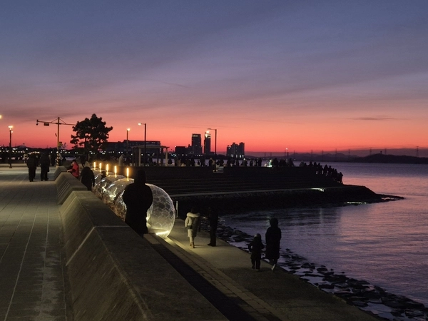 시흥시 거북섬에 조성된 어린 왕자를 콘셉트로 한 돔에서 시민들이 새해 첫 해를 바라보고 있다. /독자제공