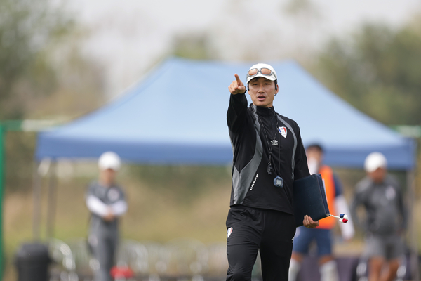 프로축구 K리그2 수원삼성 이정효 감독이 태국 치앙마이에서 열린 1차 전지훈련에서 선수들을 지도하고 있다. /한국프로축구연맹 제공