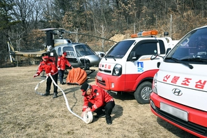 [포토] 겨울철 산불진화 차량·헬기 점검