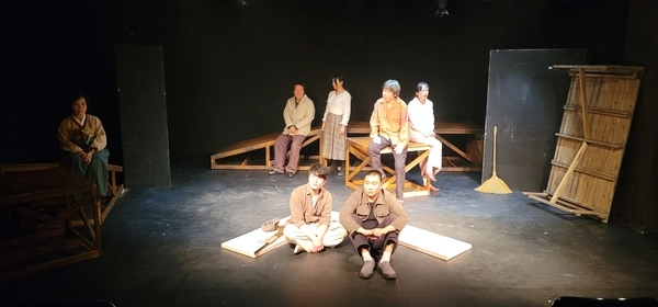 떼아뜨르 다락 소극장에서 상연한 연극 ‘월미도, 1950’의 마지막 장면이자 커튼콜. 비극 속에서 배우들은 차마 관객에게 인사를 건넬 수 없었다. /떼아뜨르 다락 제공