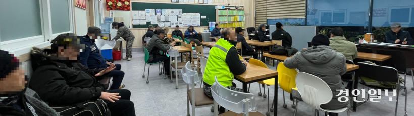 건설 경기 불황이 이어지는 27일 오전 인천 연수구 한국인력 인력사무소에 일감을 찾으러 온 노동자 수십명이 앉아있다. 2026.1.27 /송윤지기자 ssong@kyeongin.com