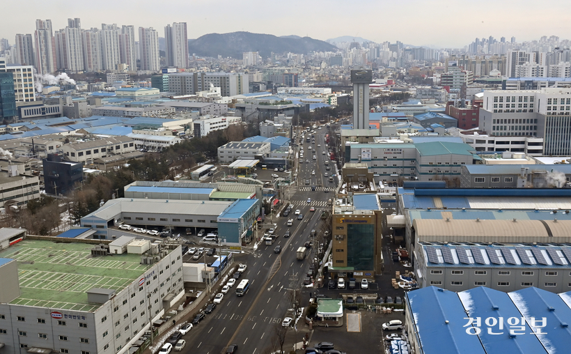 산업단지 근무를 꺼려 이탈하는 청년들의 발걸음을 되돌리려면 일터 환경뿐 아니라 여가·문화를 즐길 수 있는 여건이 확보돼야 한다. 26일 오전 인천 미추홀구 주안국가산업단지에 위치한 공장들이 가동되고 있는 모습. 2026.1.26 /김용국기자 yong@kyeongin.com