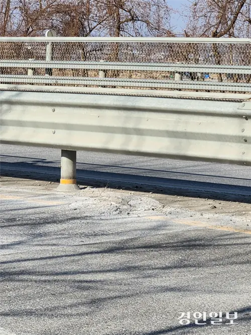 고교 사이클 선수 사망 사고가 발생한 파주시 국도 37호선 도로 일부가 솟아 있다. 2026.1.27 /김형욱기자 uk@kyeongin.com