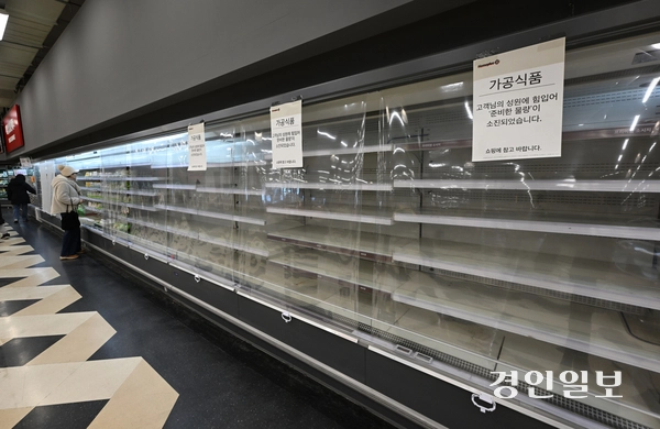 27일 폐업을 앞둔 홈플러스 안산고잔점 매대가 텅 빈 모습을 보이고 있다. 2026.1.27 /최은성기자 ces7198@kyeongin.com