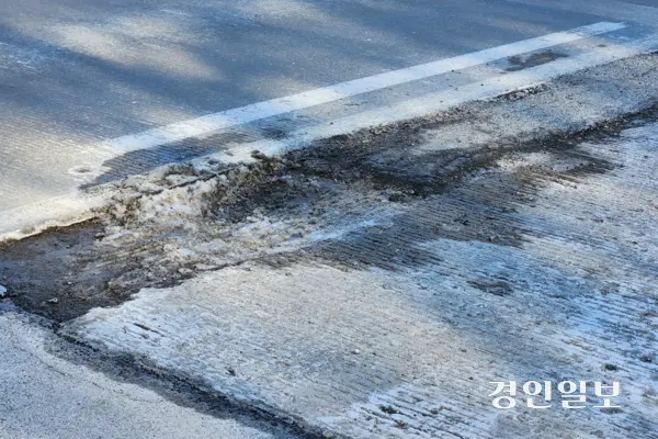 고교 사이클 선수 사망 사고가 발생한 파주시 국도 37호선 도로 일부가 파여 있다. 2026.1.27 /김형욱기자 uk@kyeongin.com