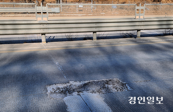 고교 사이클 선수 사망 사고가 발생한 파주시 국도 37호선 도로 일부가 파여 있다. 2026.1.27 /김형욱기자 uk@kyeongin.com