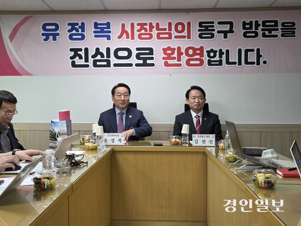 유정복 인천시장은 27일 연두방문 일정으로 동구를 찾았다. 이날 오후 동구 브리핑룸에서 유 시장이 기자들의 질의에 답하고 있다. 2026.1.27 /정운기자 jw33@kyeongin.com