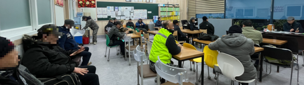 새벽 5시 인력사무소 가보니… 내 일을 기다리는 사람들