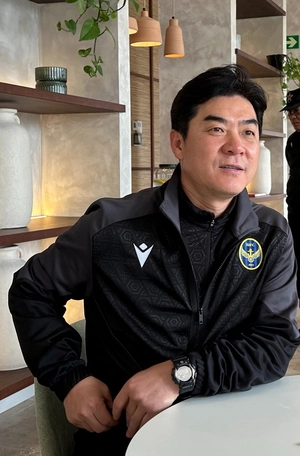 윤정환 감독 “우리 팀, 1부서 통할지 궁금… 선수간 경쟁 벌써 뜨겁다” [전지훈련을 가다·(1)]